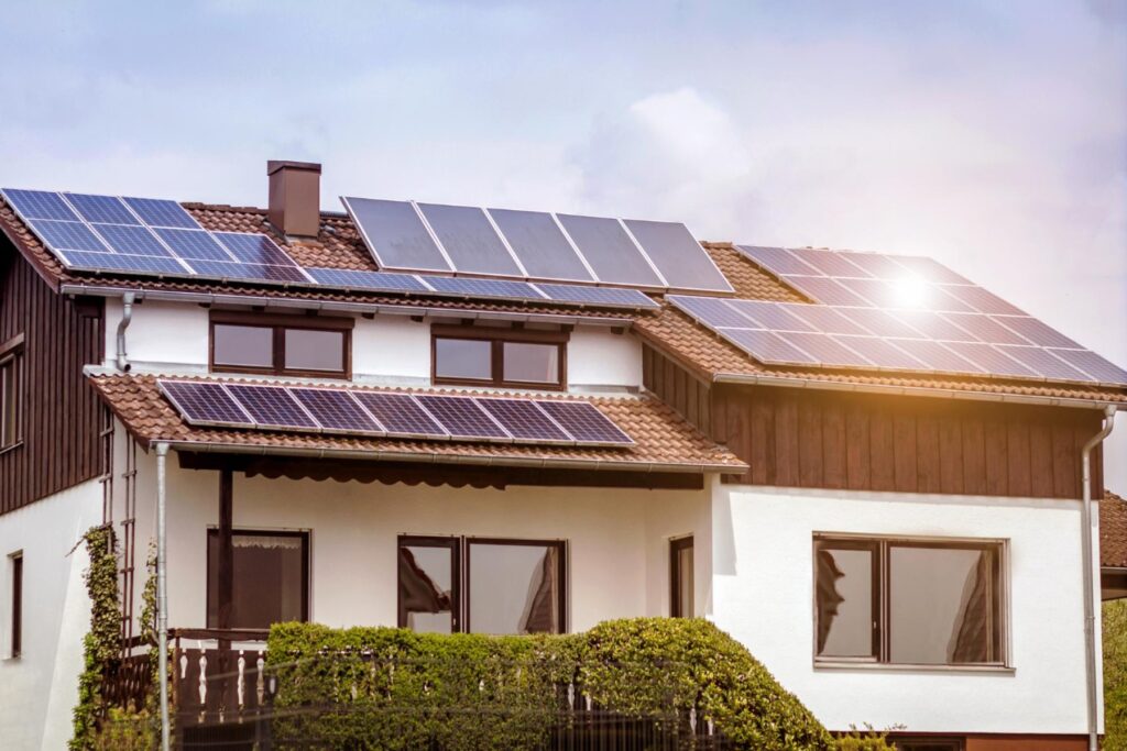 Modernes Haus mit Photovoltaikanlage auf den Dächern